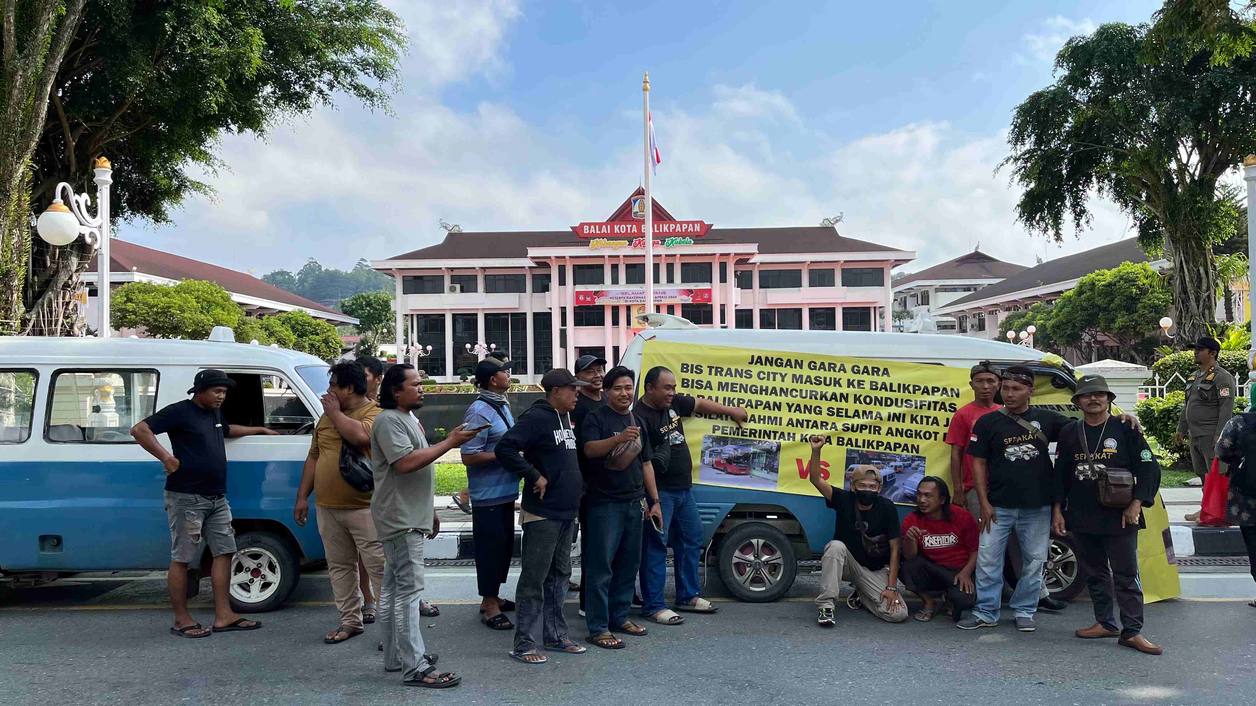 DI LOKASI: Sopir angkot trayek nomor 3 di depan Kantor Wali Kota. (Foto: Anggi/KP)