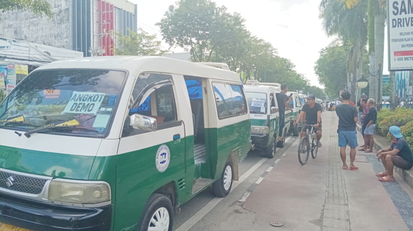 SIAP LONGMARCH: Angkot Trayek 7 berkumpul di Balikpapan Permai. (Foto: Syahrul/KP)