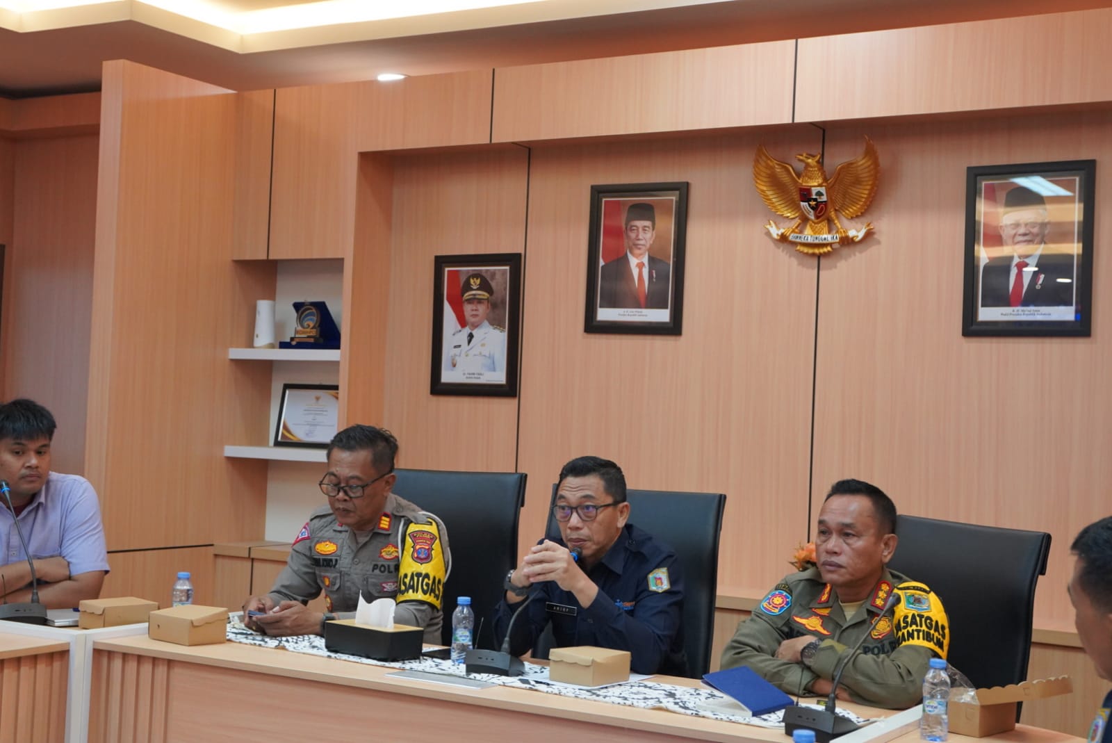 TENTUKAN TITIK: Diskominfo Paser bersama Satpol, Dishub dan Satlantas Polres Paser membahas rencana pemasangan CCTV di kota Tana Paser, Selasa (16/7).  (Foto: Najib/KP)