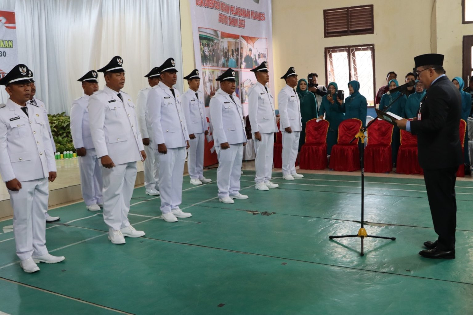 WAJIB LHKPN: Mulai tahun ini, kepala desa diwajibkan membuat LHKPN ke KPK. Tampak, sejumlah kepala desa di PPU saat dilantik Makmur Marbun, pada 11 Januari 2024. (FOTO: ARI/KP)