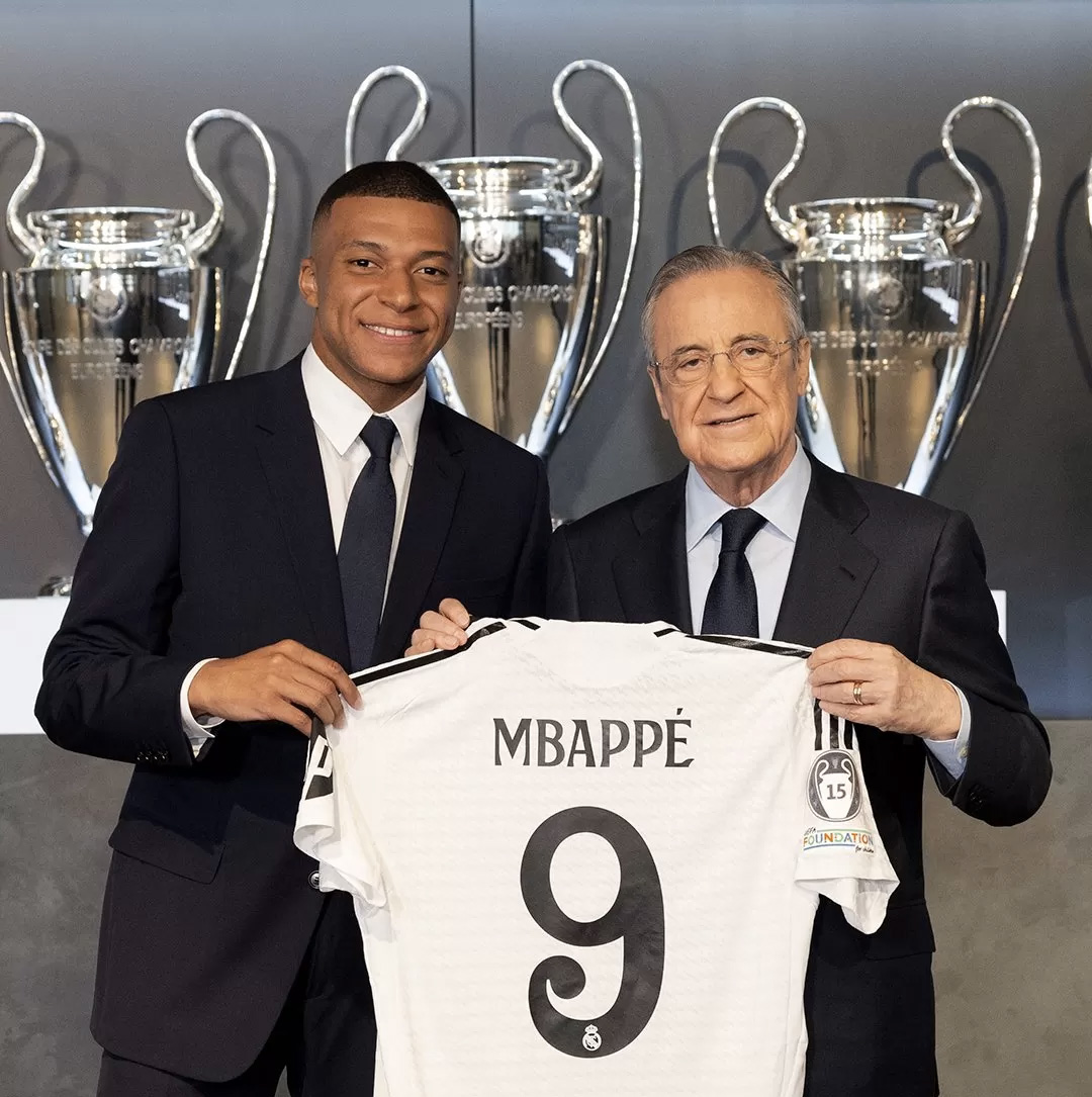 HAUS GELAR: Presiden Real Madrid, Florentino Perez bersama Kylian Mbappe di ruangan yang berisikan koleksi piala, termasuk trofi Liga Champions.