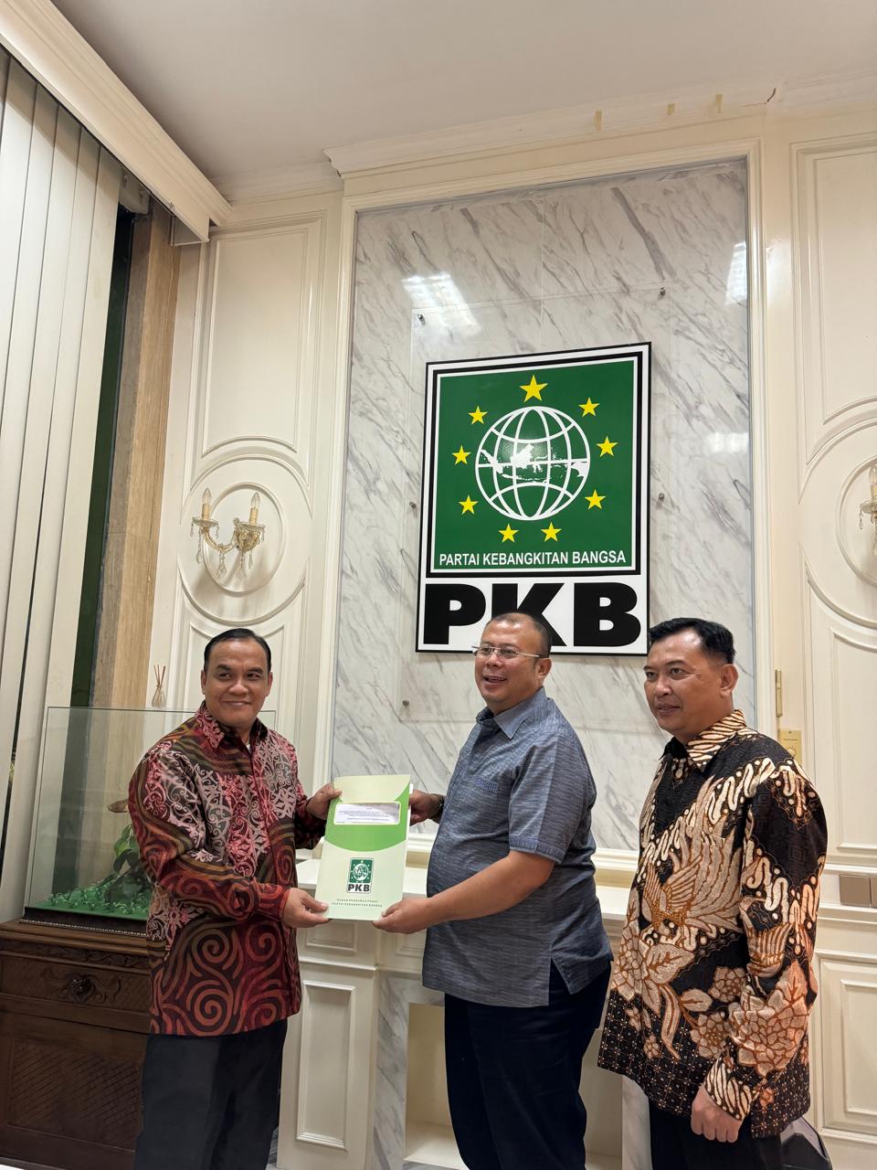 TAMBAH DUKUNGAN: PKB menyerahkan dukungan kepada paslon Rahmad Mas&rsquo;ud - Bagus Susetyo untuk kontestasi pilkada Balikpapan. Bagus (kiri) mengambil rekomendasi di Kantor DPP PKB, Rabu (17/7) malam.