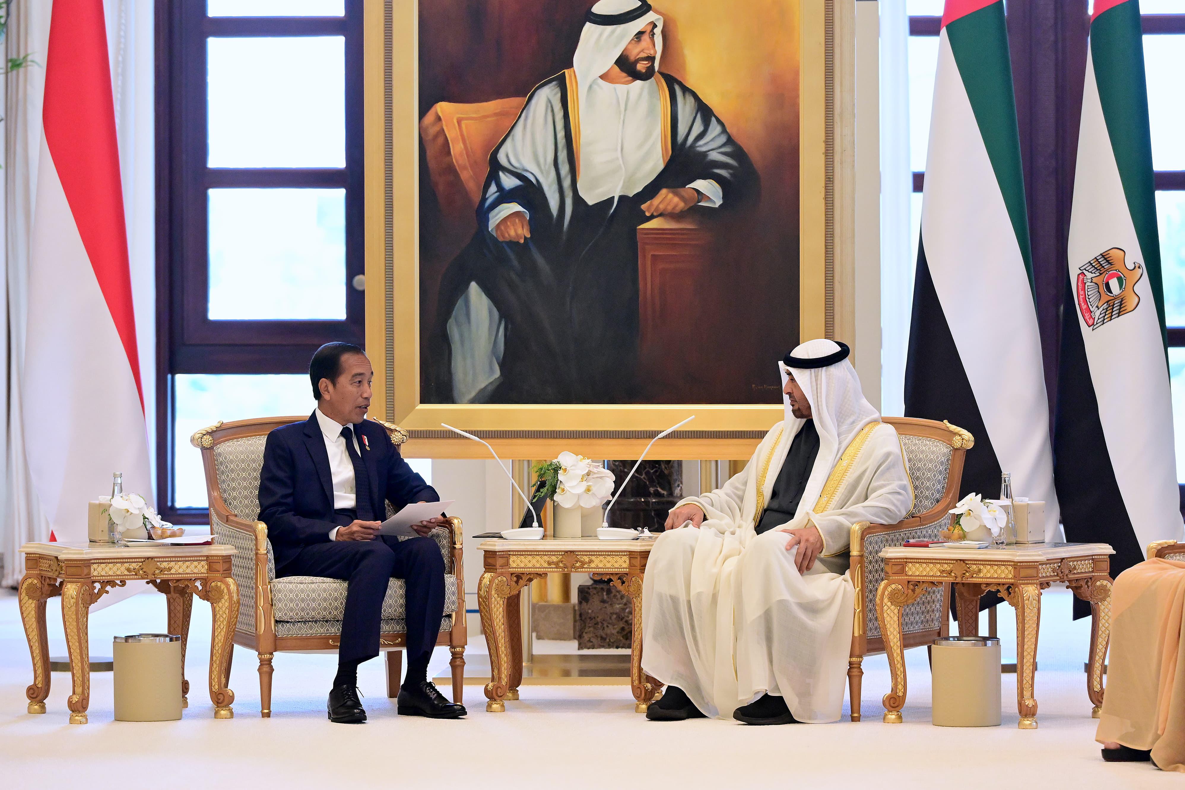 BAHAS IKN : Presiden Joko Widodo menjajaki peluang investasi dengan Presiden Persatuan Emirat Arab (PEA) Mohamed bin Zayed (MBZ) saat melawat ke Istana Al Watan, Abu Dhabi, PEA, Rabu (17/7). (Ist)