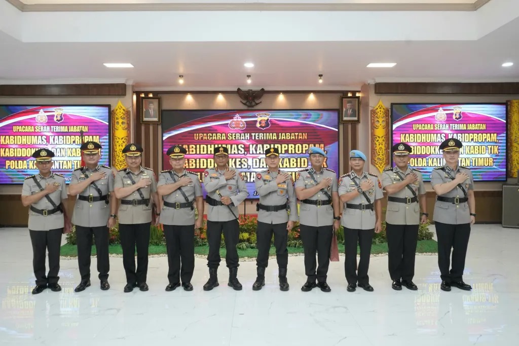 SERTIJAB: Sejumlah pejabat utama Polda Kaltim pindah tugas, salah satunya Kabid Humas. Upacara sertijab dipimpin Kapolda Kaltim Irjen Pol Nanang Avianto.