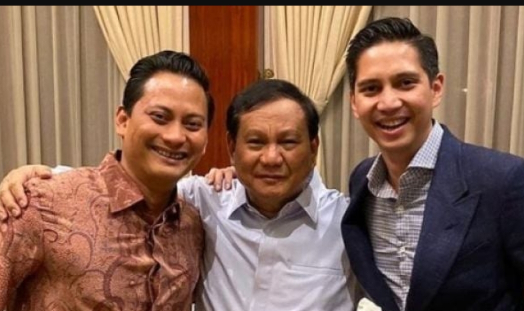 TRANSISI: Thomas Djiwandono (kiri) bersama sang paman, Prabowo (tengah) saat bersama beberapa waktu lalu dalam acara keluarga. (FOTO: IST)