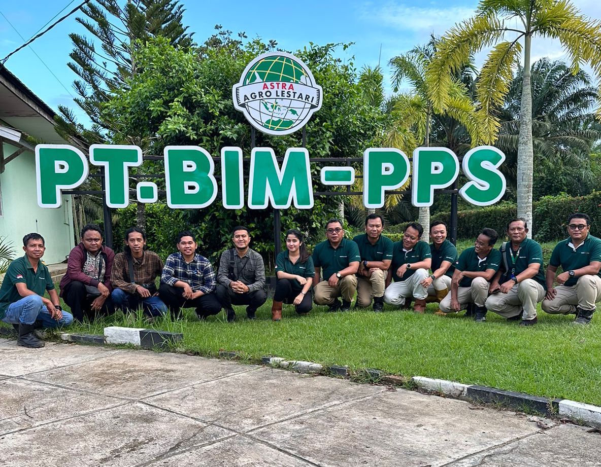 AJAK MITRA: Manajemen PT BIM dan PT PPS mengabadikan momen bersama para wartawan di Kabupaten Paser.  (Foto: Najib/KP)
