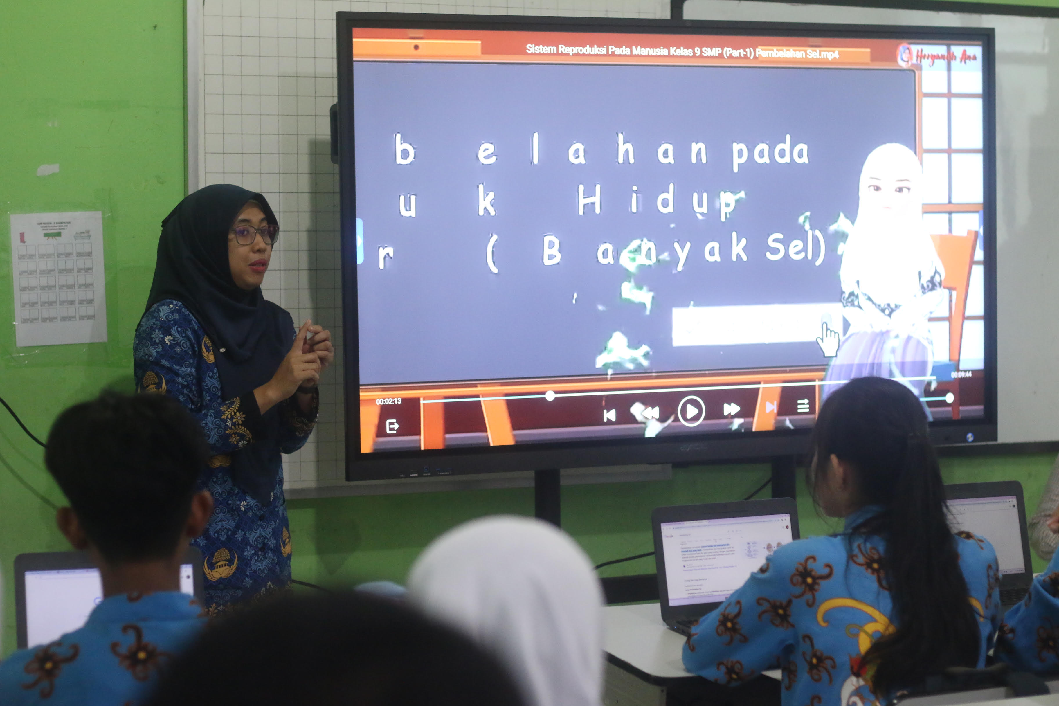 MUDAHKAN GURU: Disdikbud bekerja sama dengan platform Kelas Pintar hingga memberi bantuan sarana prasarana TIK. (Foto: Anggi/KP)
