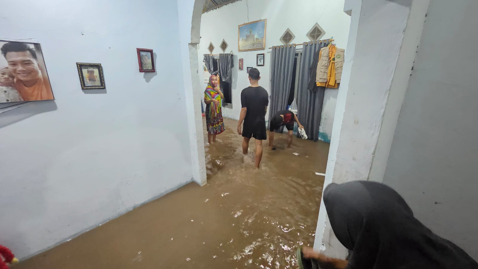 BERANGSUR SURUT : Kondisi beberapa RT di Desa Labangka Barat, Kecamatan Babulu, Kabupaten Penajam Paser Utara (PPU) yang sempat terendam banjir pada Kamis (19/7) malam.  (Foto: Ist)