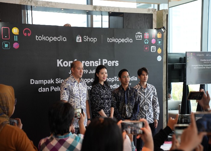 Peluncuran ShopTokopedia Mall di Jakarta untuk dukung ekspansi dan eskalasi bisnis pelaku usaha sekaligus meningkatkan kepercayaan masyarakat dalam bertransaksi daring. Jum