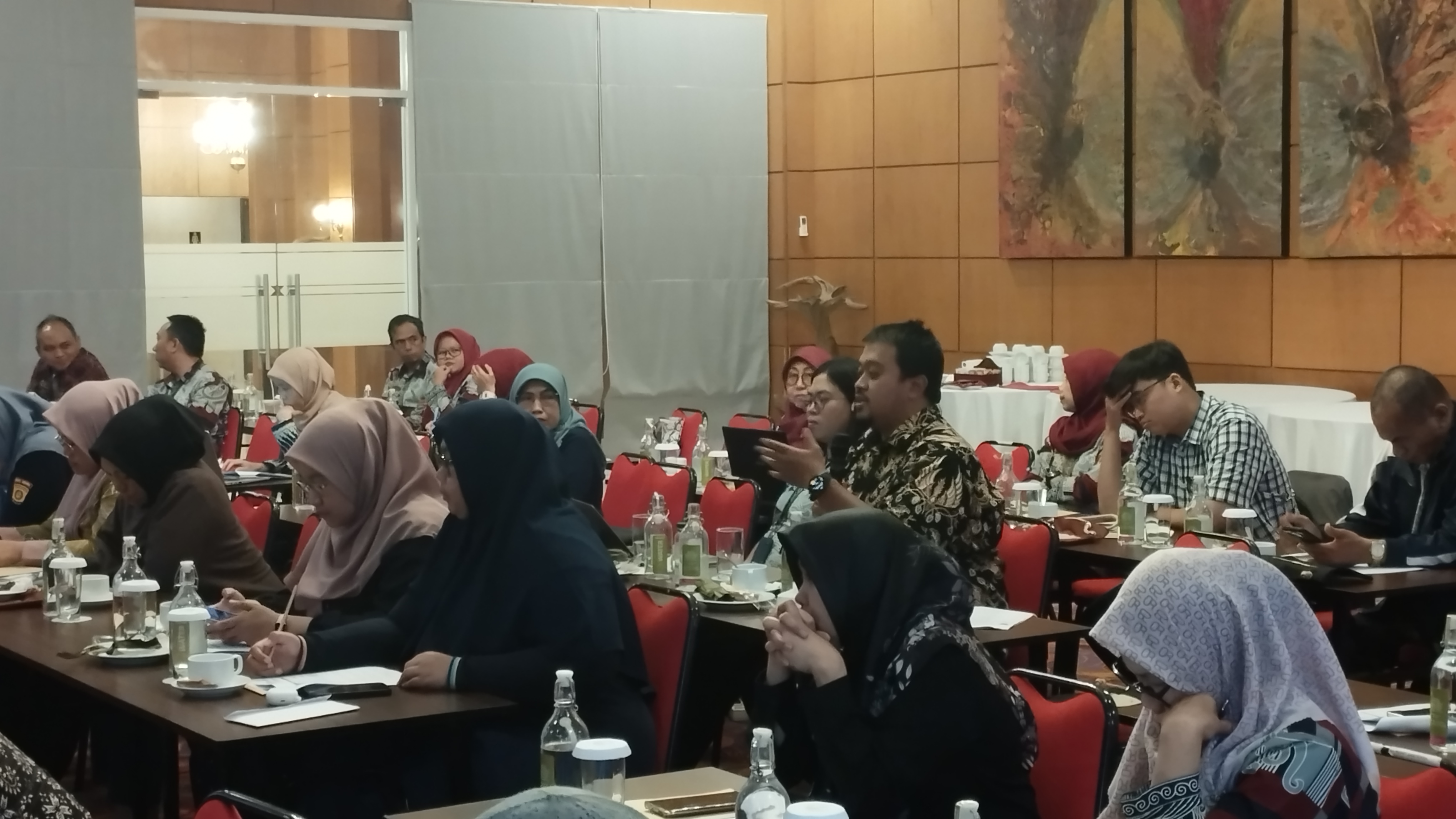 SELARAS: Peserta FGD standar pelayanan perizinan memberikan berbagai masukan, diadakan di Hotel Puri Senyiur, Kamis (18/7). (FOTO: DENNY SAPUTRA/KP)