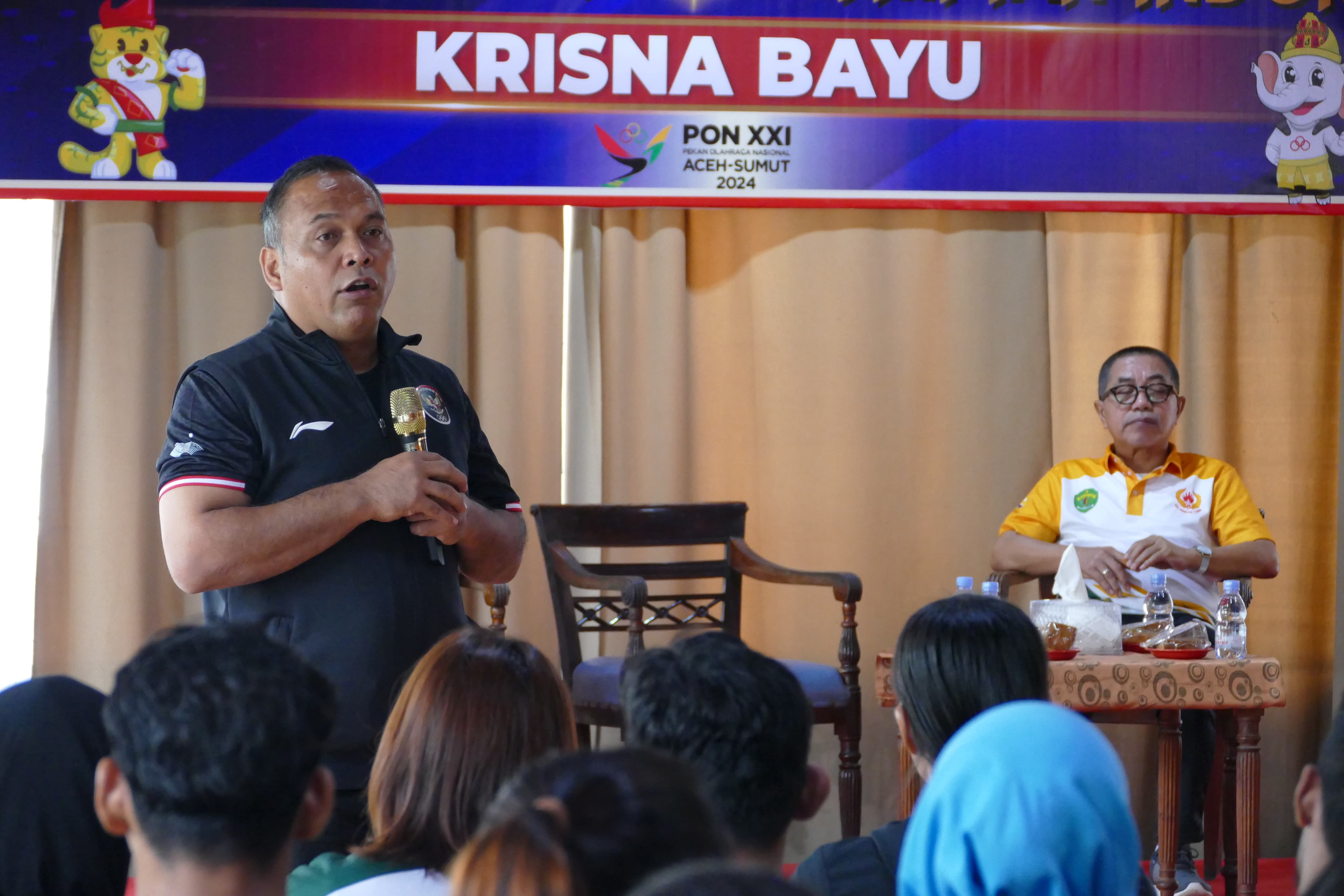 BERI BUKTI: Krisna Bayu membagikan pengalaman seputar capaiannya bisa tampil di Olimpiade, sebagai pelecut semangat atlet Kaltim yang akan tampil di PON XXI/2024 Aceh-Sumut. (RENDY FAUZAN/KP)
