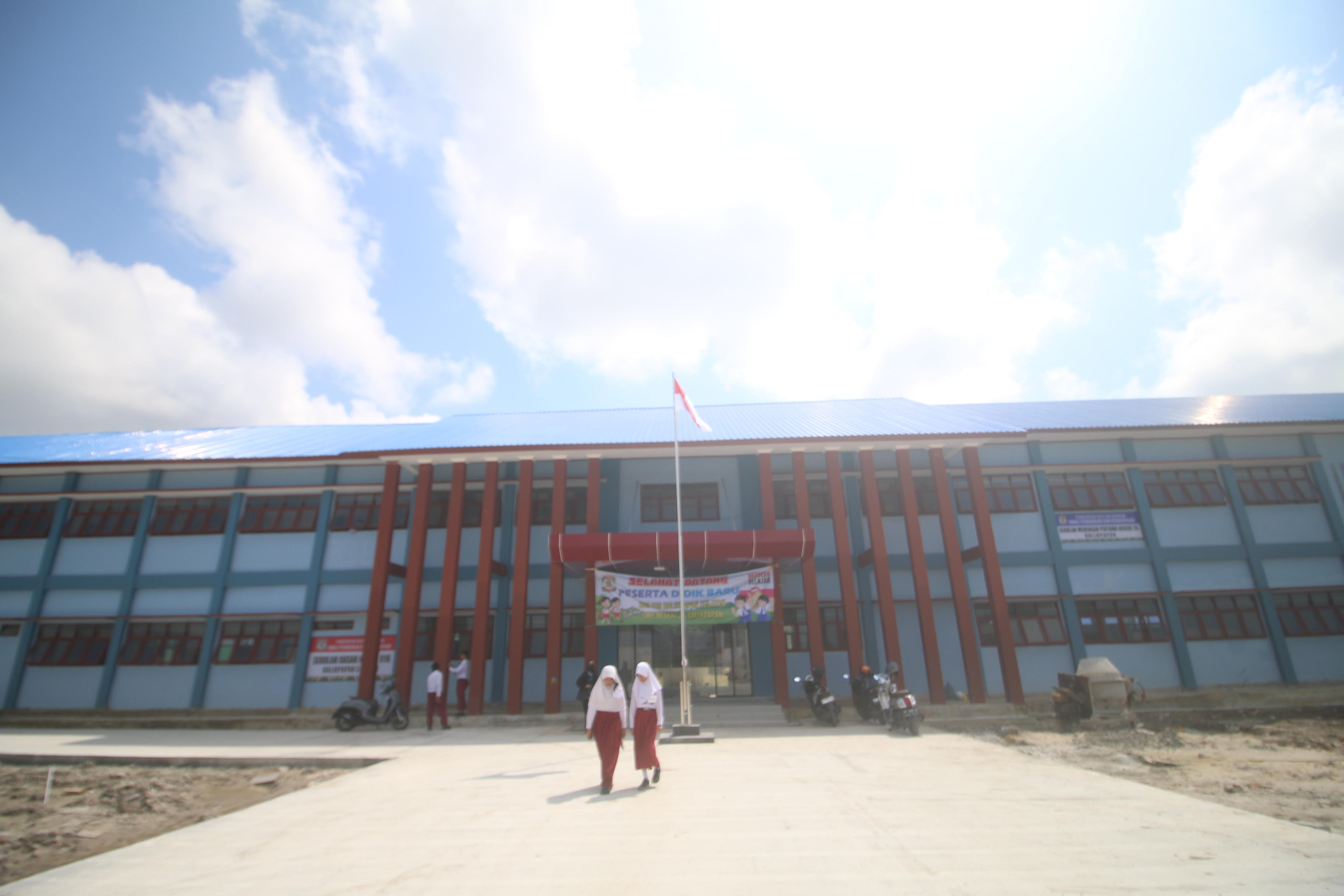 BERJALAN: SMP 26 yang berlokasi di Balikpapan Regency mulai menerima siswa angkatan pertama pada Tahun Ajaran 2024/2025. (Foto: Anggi/KP)