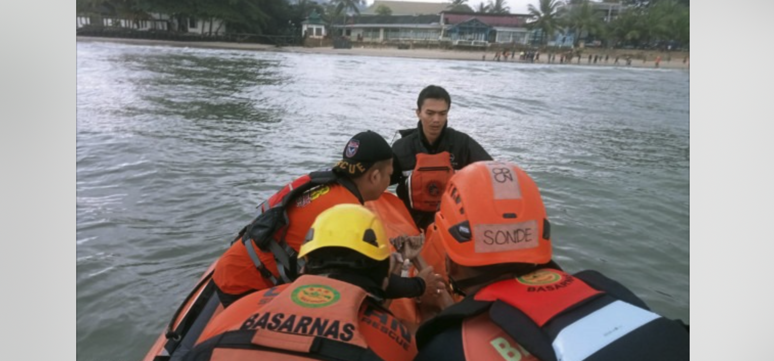 EVAKUASI. Korban ditemukan meninggal kondisi mengapung dievakuasi tim SAR gabungan. (foto:ist)