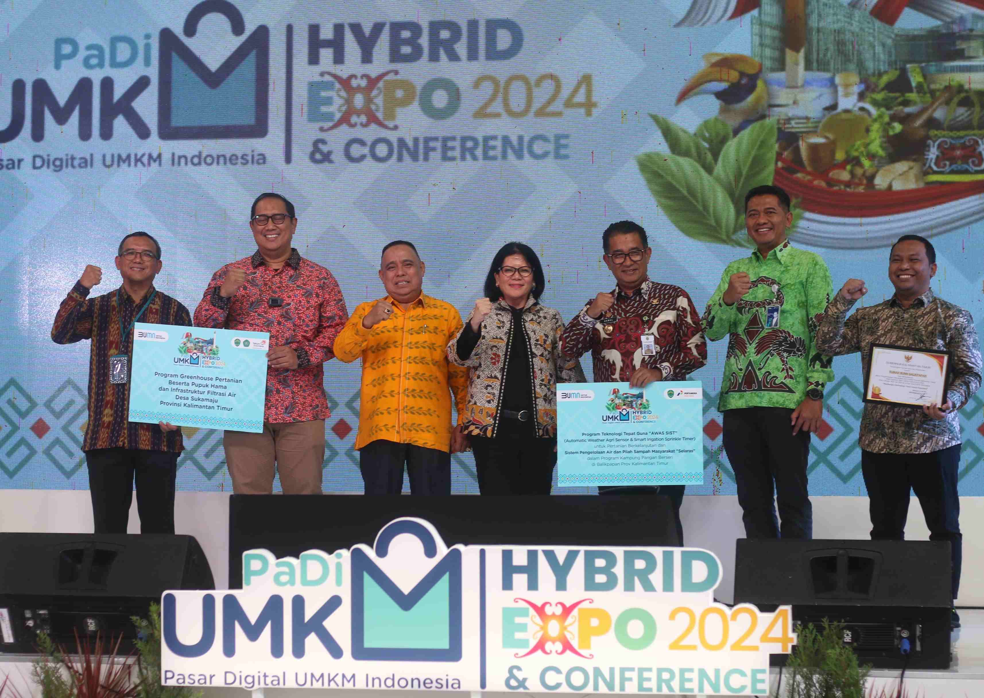 KOLABORATIF:Staf ahli bidang keuangan dan pengembangan UMKM Kementerian BUMN, Loto Sianita Ginting bersama Pj Gubernur Kaltim, Akmal Malik saat pembukaan acara PaDi Hybrid dan Expo. (Foto: Anggi/KP)