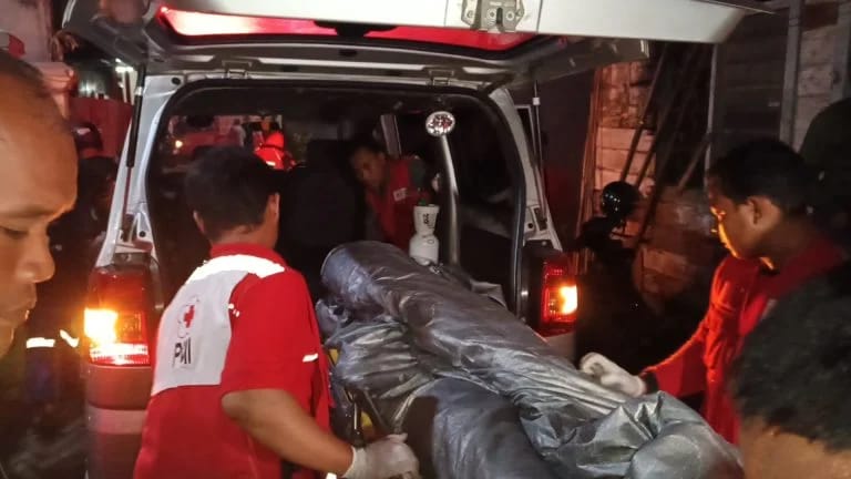 JASAD: Proses evakuasi jenajah Muhammad Alfiran di Jalan Imam Bonjol, Samarinda, Minggu (21/7). (FOTO/IST)