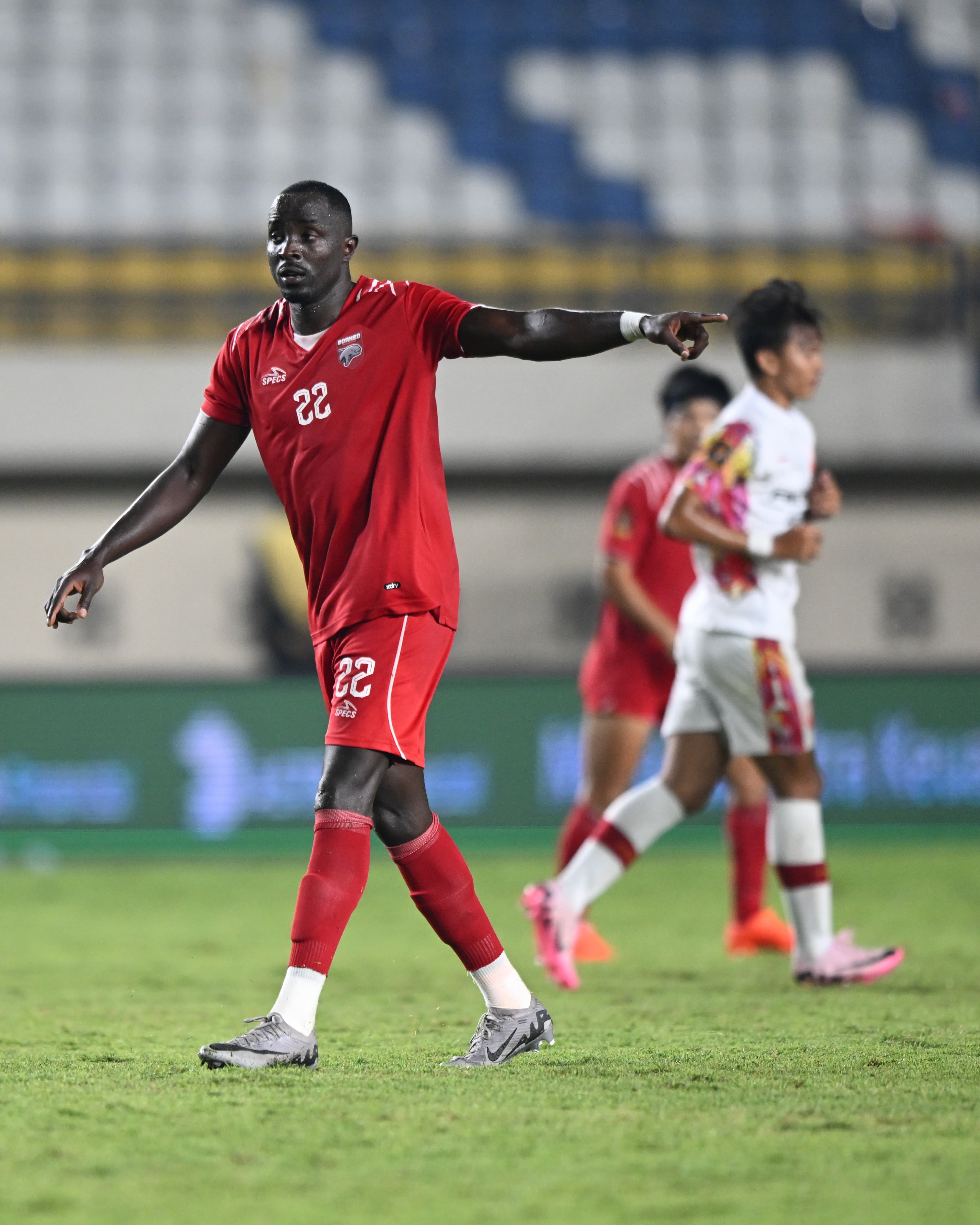 PENGATUR TEMPO: Christophe Nduwarugira memainkan perannya dengan baik di lini tengah Borneo FC Samarinda. (BORNEO FC MEDIA)