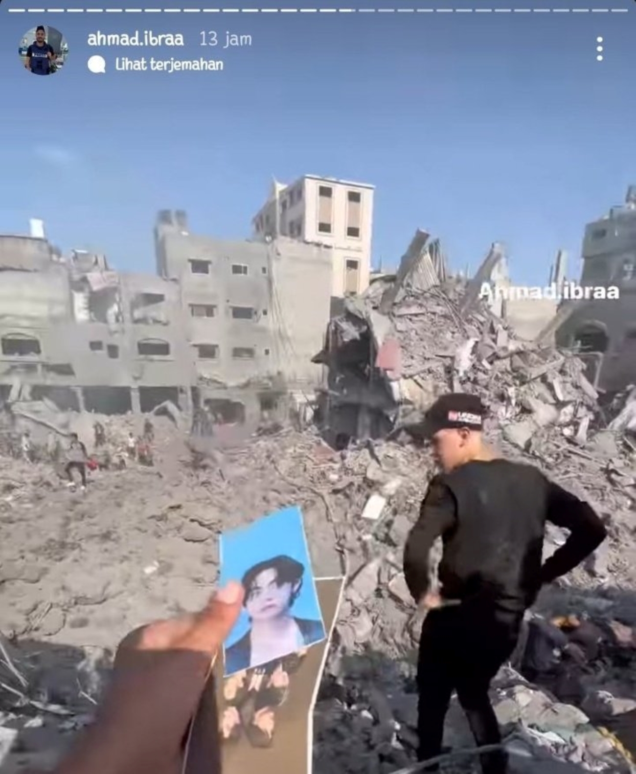 Penggemar dari Palestina yang saat rumahnya hancur dibom, ditemukan foto V BTS.