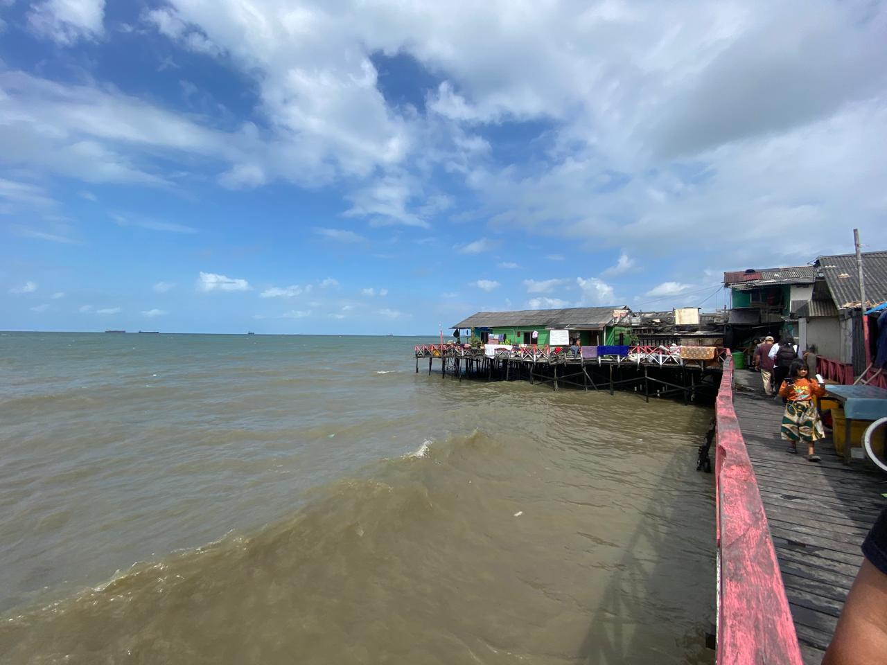 WASPADA: Warga harus tetap waspada untuk tetap antisipasi ombak tinggi di teluk Balikpapan. (FOTO: IST)