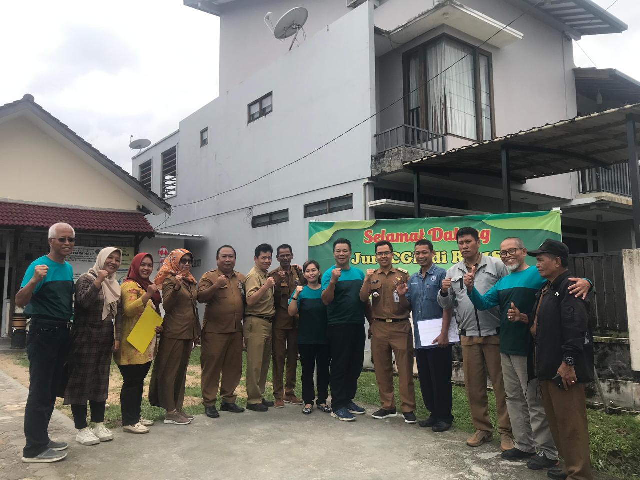SAMBUT TIM PENILAI: Lurah Sungainangka Zainul Husni Suryadi (tengah) bersama perangkat pengurus RT menyambut tim penilai lomba CGH tingkat Kecamatan Balikpapan Selatan.