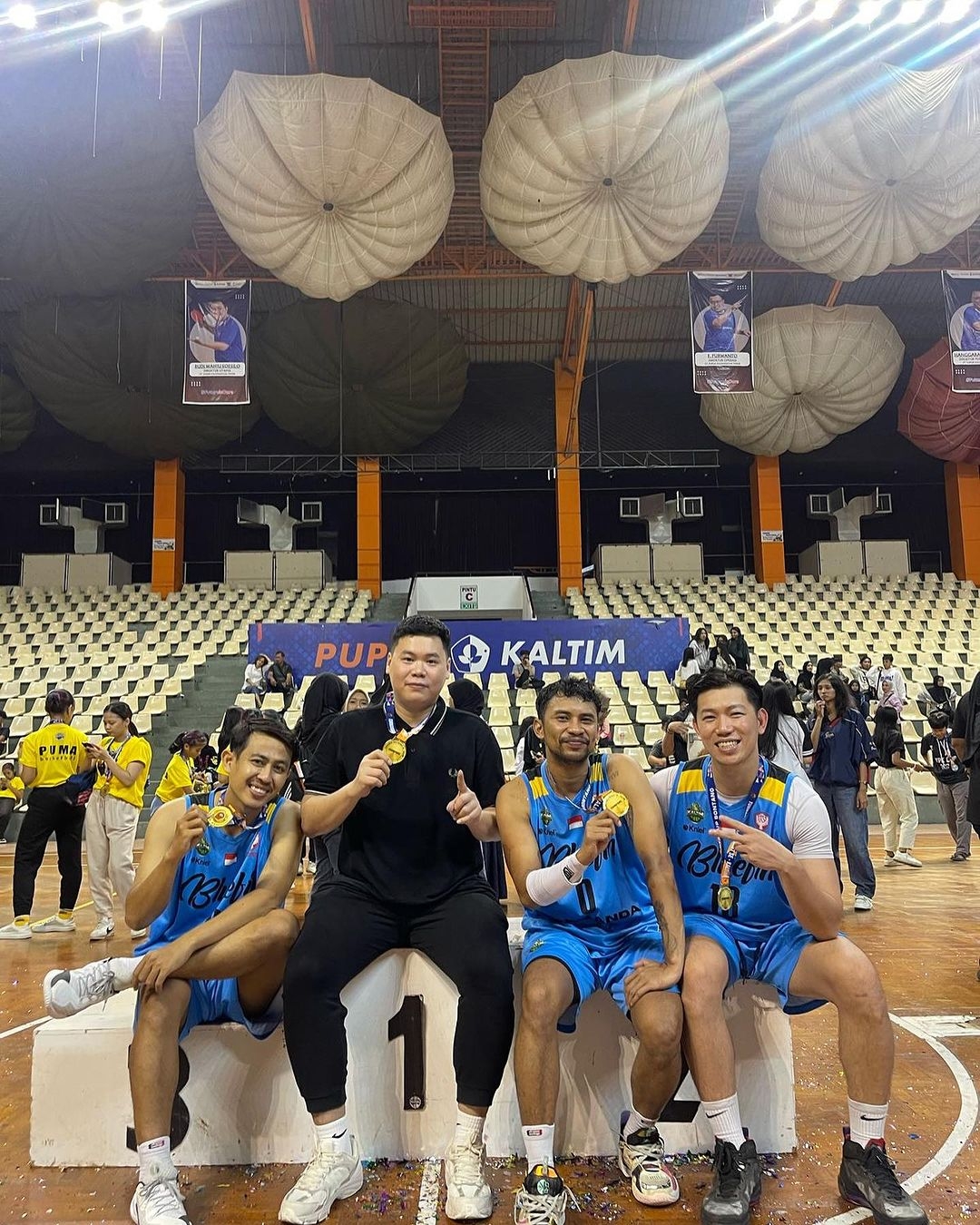 KAMPIUN: Pemain Bluefin Samarinda mengabadikan momen setelah acara pengalungan medali juara wali kota cup 2024. (FOTO: IST)