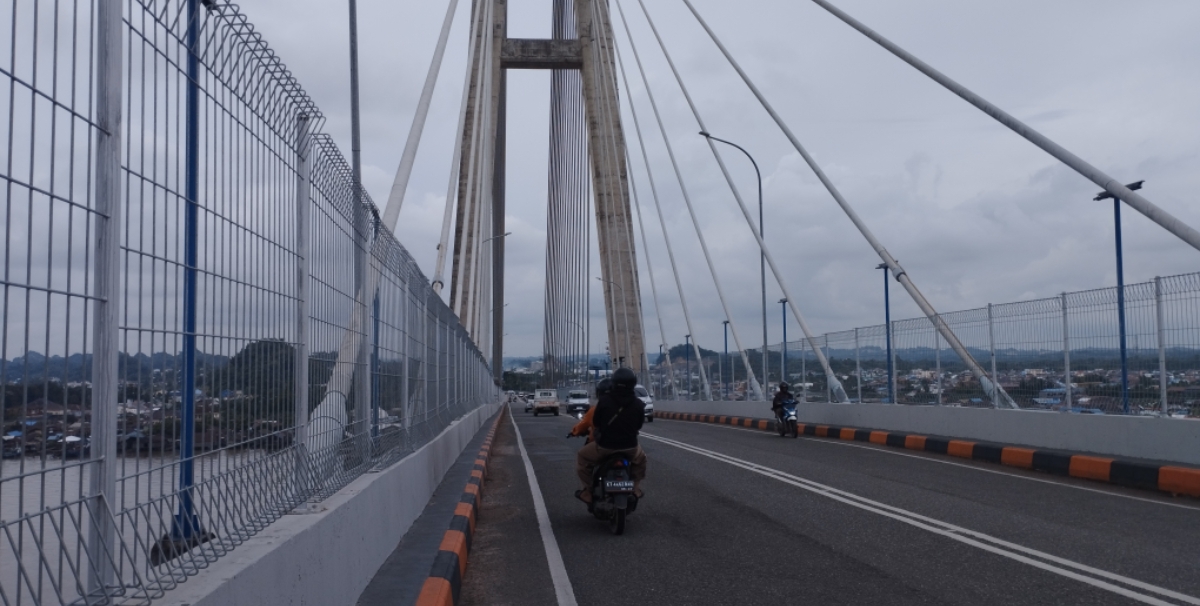 TERUS DIGARAP: Peningkatan jalan di Jembatan Achmad Amins terus dikerjakan demi memberi kenyamanan bagi kendaraan yang melintas. (FOTO: DENNY SAPUTRA/KP)