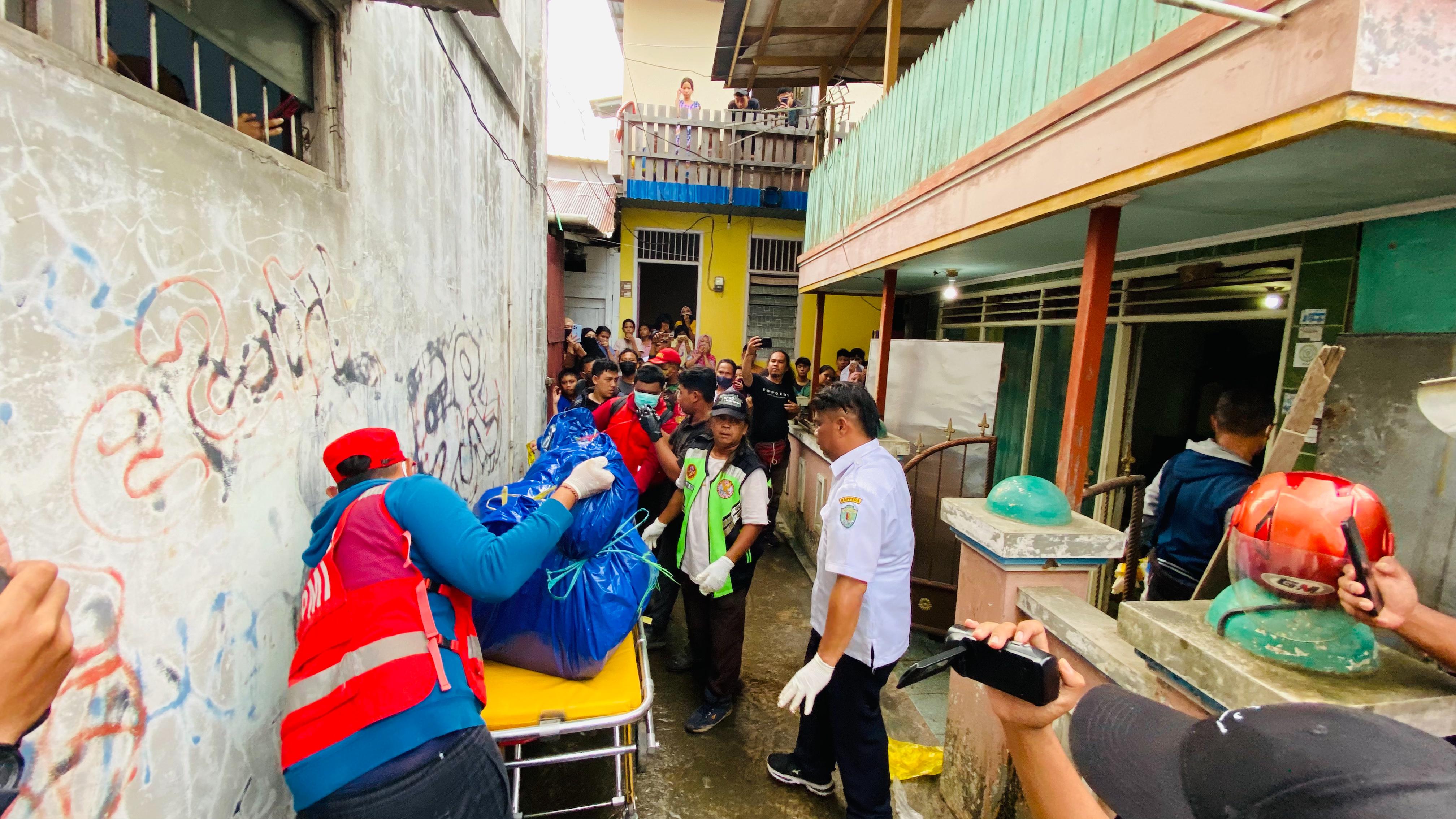 JASAD: Seorang pria ditemukan meninggal di dalam rumah di Jalan Otto Iskandardinata, Gang Monalisa, RT 23, Kecamatan Samarinda Ilir, Senin (22/7). (FOTO: RAMA/KP)