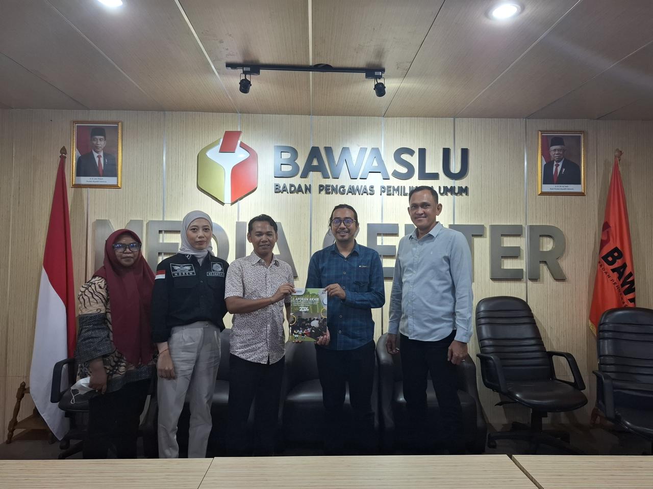 GAKKUMDU. Personel Satreskrim Polres PPU bersama Tim Gakkumdu menyerahkan laporan akhir sentra Gakkumdu di kantor Bawaslu RI Jakarta. (foto:ist)
