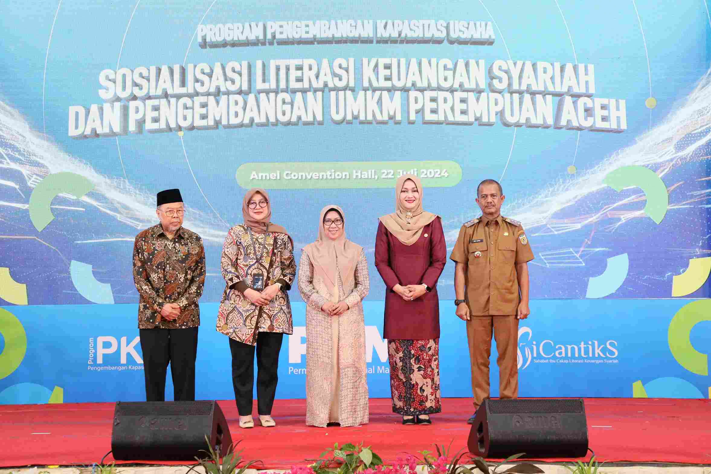 SINERGI: Anggota Komisioner OJK Frederica Widyasari Dewi, Pj. Walikota Aceh Ade Surya, dan Komisaris Independen PNM Nurhaida berpose bersama peserta kegiatan.(IST)