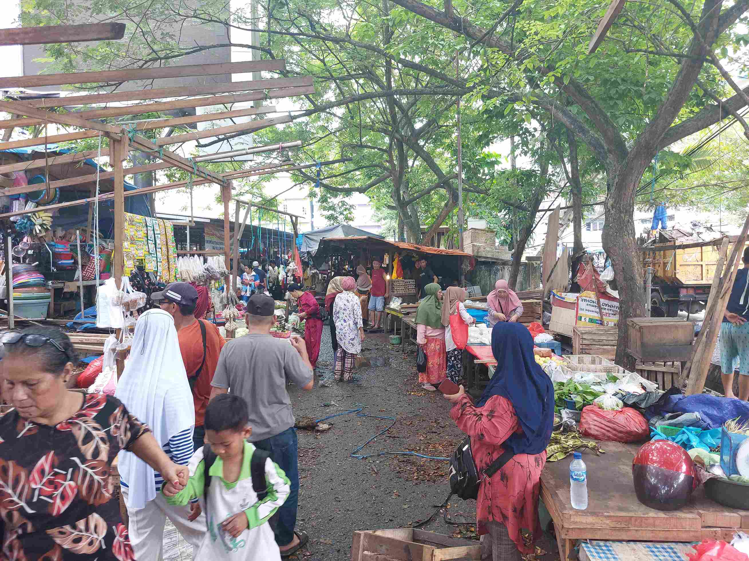LANCAR:&nbsp;Pedagan&nbsp;yang berada di pelataran pasar diminta masuk kembali ke dalam gedung. Terutama mereka yang telah memiliki lapak atau SIPTB untuk melanjutkan kegiatan usaha. (Foto: Dina)