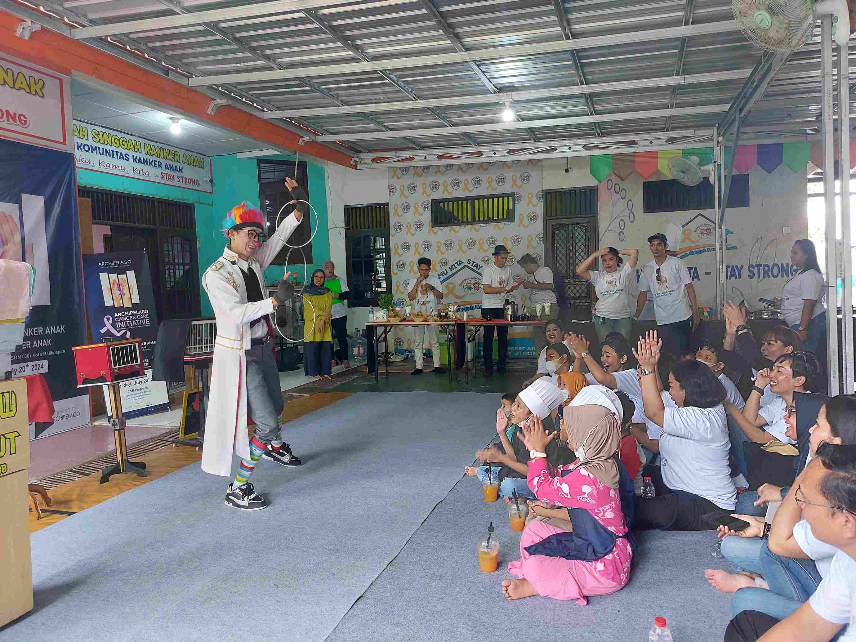 MENGHIBUR: Belasan anak yang berada di Rumah Singgah Kanker Anak Balikpapan menyaksikan penampilan magic show. Ini salah satu bantuan dari donatur dalam rangka peringatan hari anak nasional. (Dina/KP)