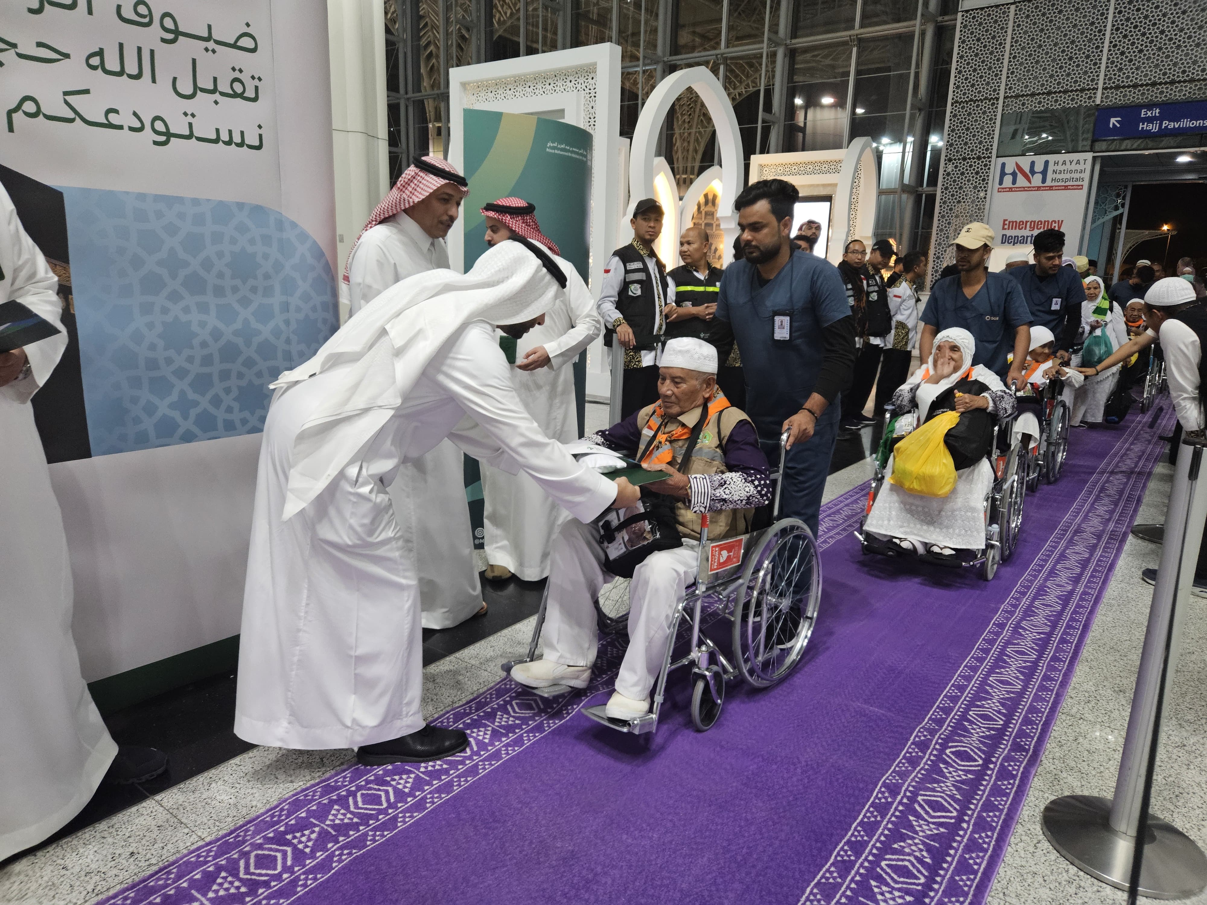 Jamaah haji Kloter 30 asal embarkasi Kertajati (KJT-30) berangkat dari Bandara Amir Muhammad bin Abdul Aziz (AMMA) Madinah, Arab Saudi menuju Bandara Kertajati di Jawa Barat, Indonesia.