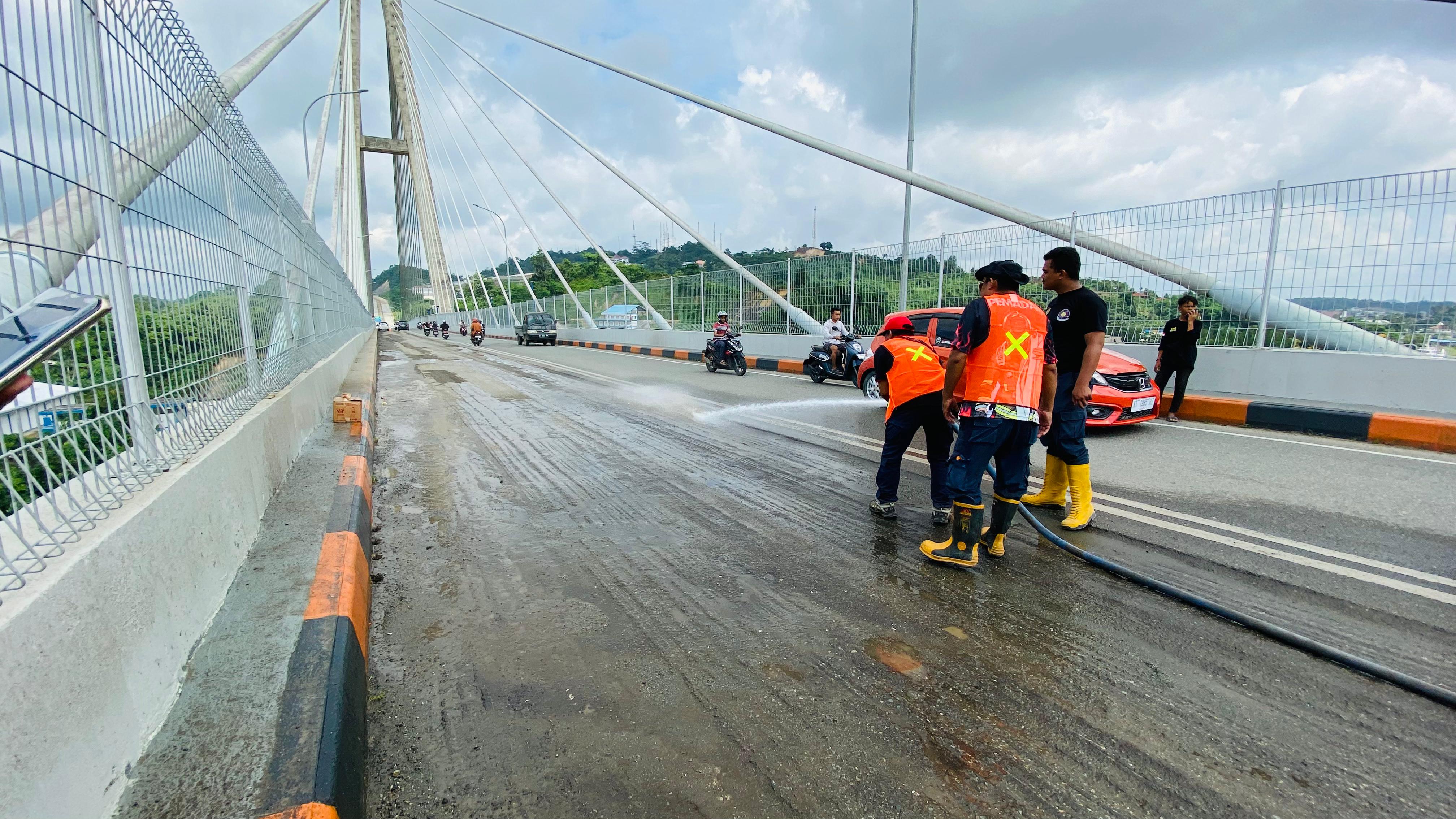 PERBAIKAN: Perbaikan jalan di Jembatan Achmad Amins terlambat. DPRD Samarinda sarankan evaluasi kontraktor. (FOTO/RAMA)