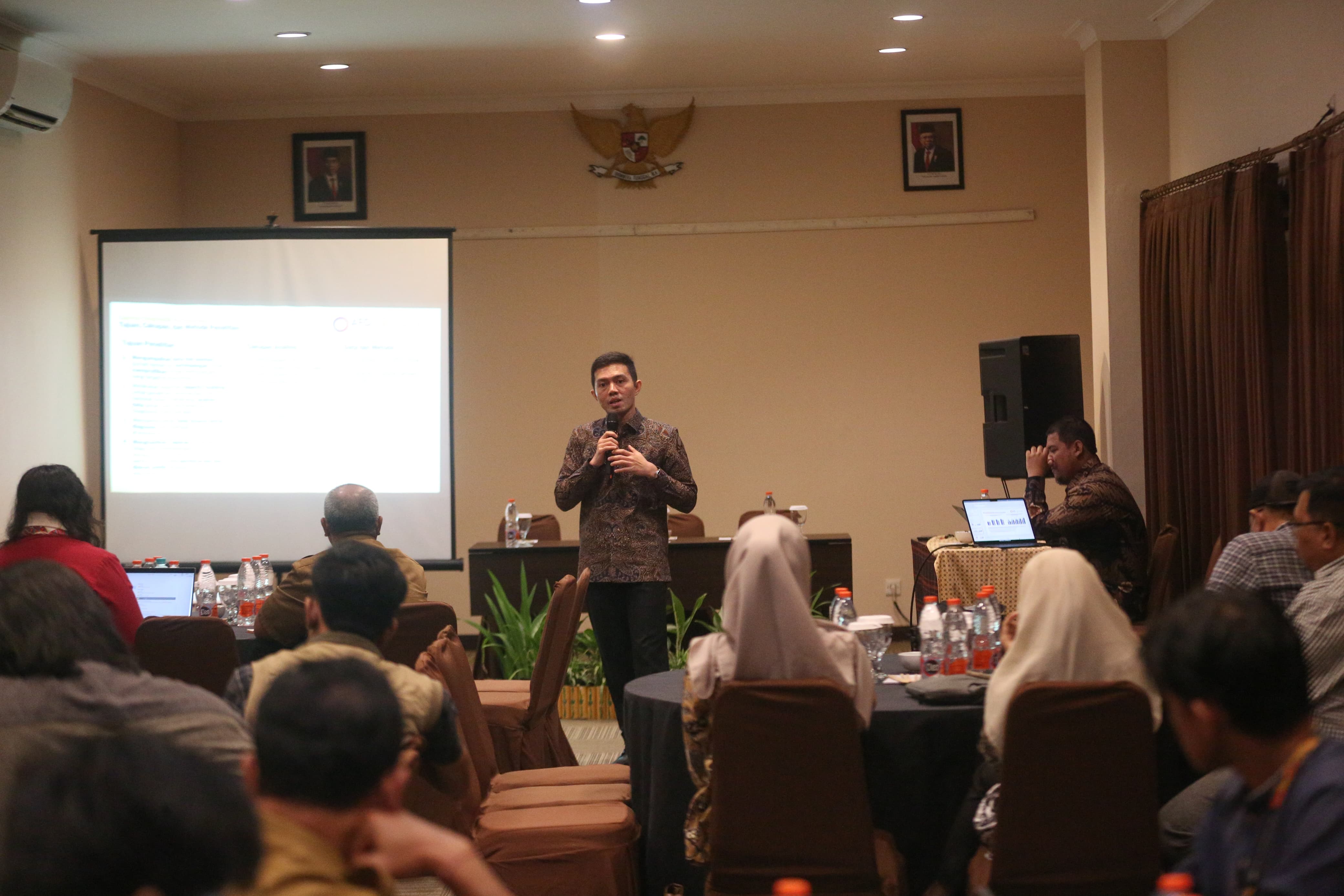 DISKUSI: Mengulas hasil laporan diagnostik dari ketimpangan sektor ekonomi, pekerjaan, sosial, infrastruktur fisik, gender, dan aspek spasial, Selasa (23/7) (FOTO/RAMA KP)