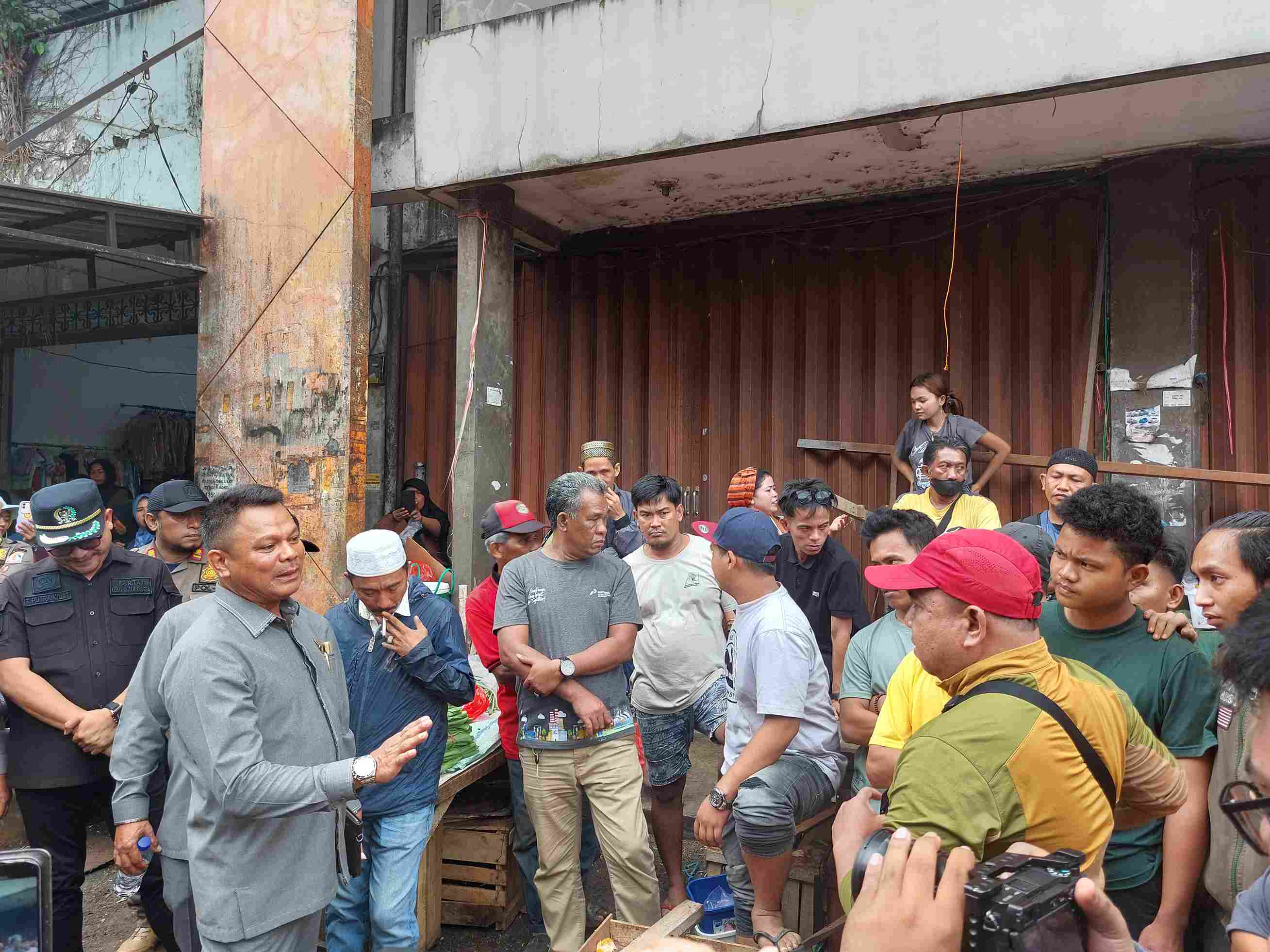 AWASI: Komisi II DPRD Balikpapan turut memantau penertiban fasum dan fasos Pasar Pandansari, Selasa (23/7). (Foto: Dina/KP)