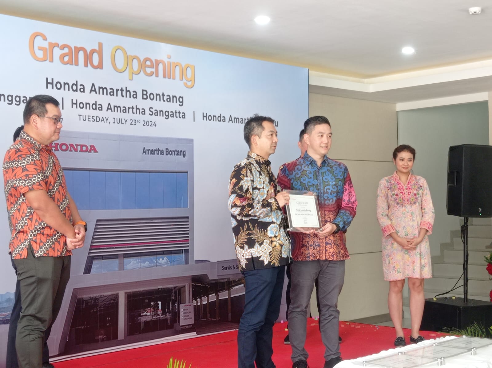 President Director PT Honda Prospect Motor Shugo Watanabe (kedua kiri) dan  Direktur Honda Amartha Bontang Tanto Ibrahim (kedua kanan). (FOTO: IST)
