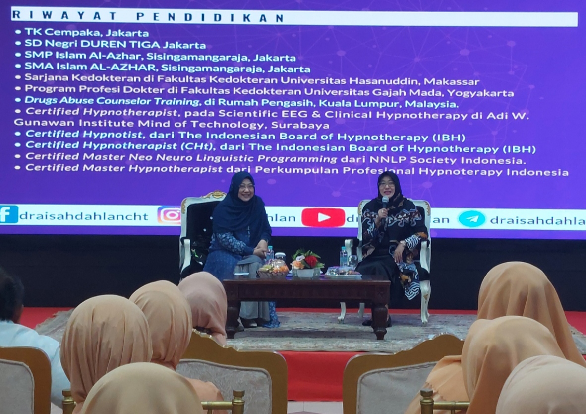 HARMONISASID: Dokter Aisah Dahlan (kiri) saat memberikan materi menciptakan keluarga harmonis di Balai Kota Balikpapan, Rabu (24/7). (FOTO: DINA ANGELINA/KP)