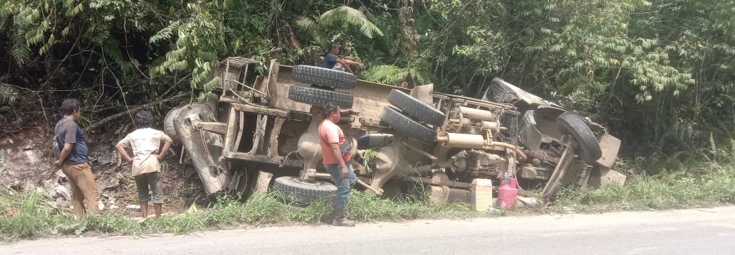 TRUK REBAH: Truk mixer bawa beton curah mengalami rebah di tanjakan gunung Punai Barong Tongkok. (FOTO: SUNARDI/KP)