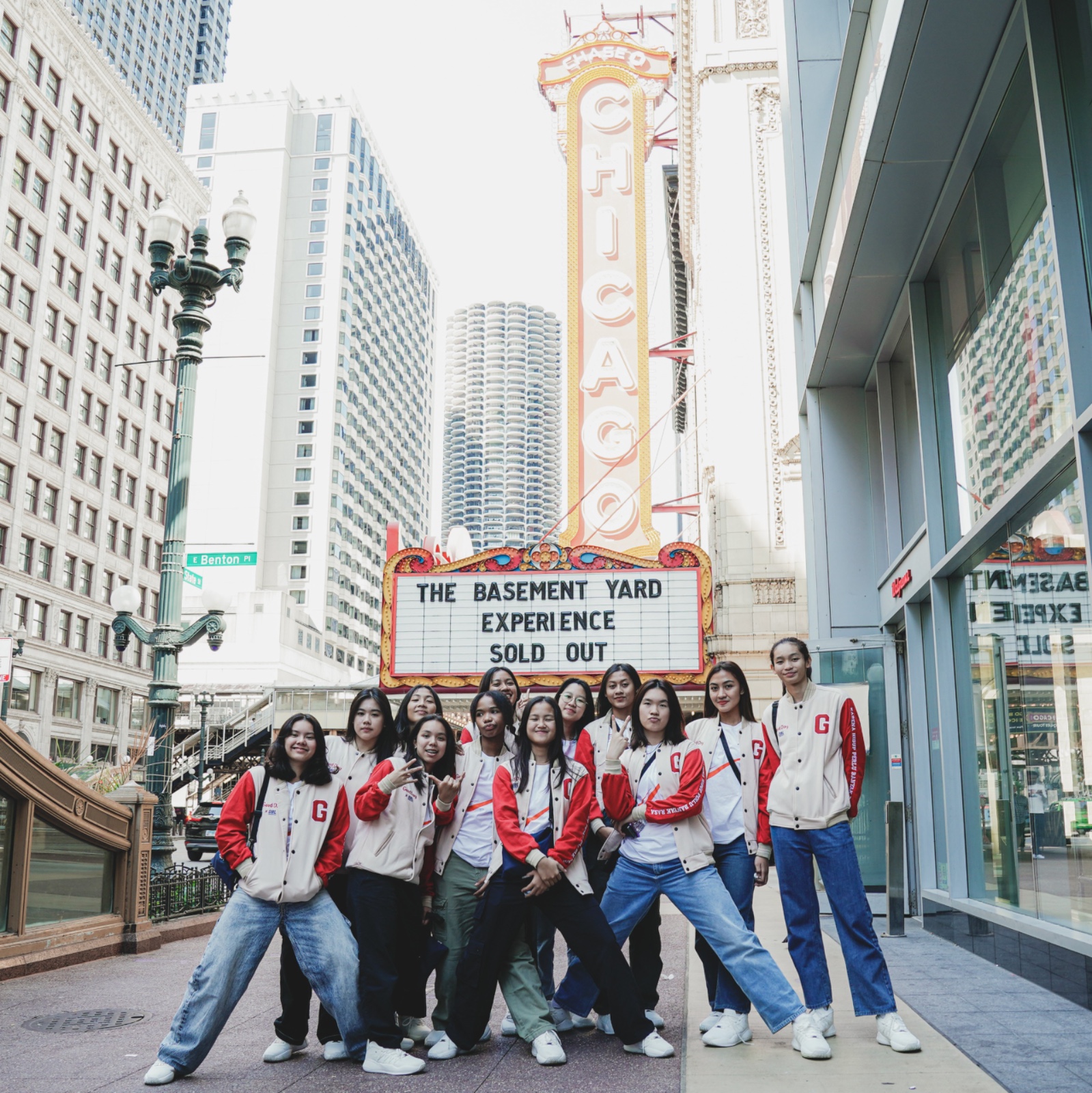 SEMUA HAPPY: Tim basket putri Kopi Good Day DBL Indonesia All-Star 2024 menikmati jalan-jalan di Kota Chicago, Amerika Serikat (17/7). (DBL Indonesia)