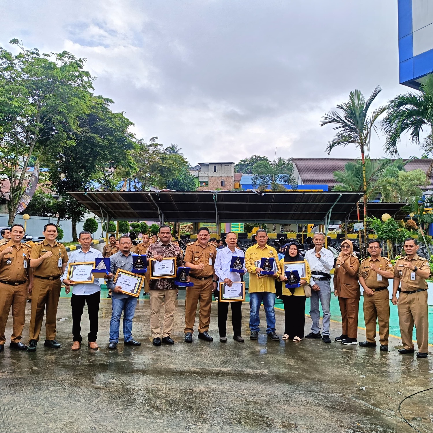 PRESTASI: Camat Balikpapan Utara Muhammad Fadli Pathurrahman (tengah) bersama para juara BBGRM dan para lurah se Balikpapan Utara usai penyerahan hadiah lomba saat apel pagi pegawai.