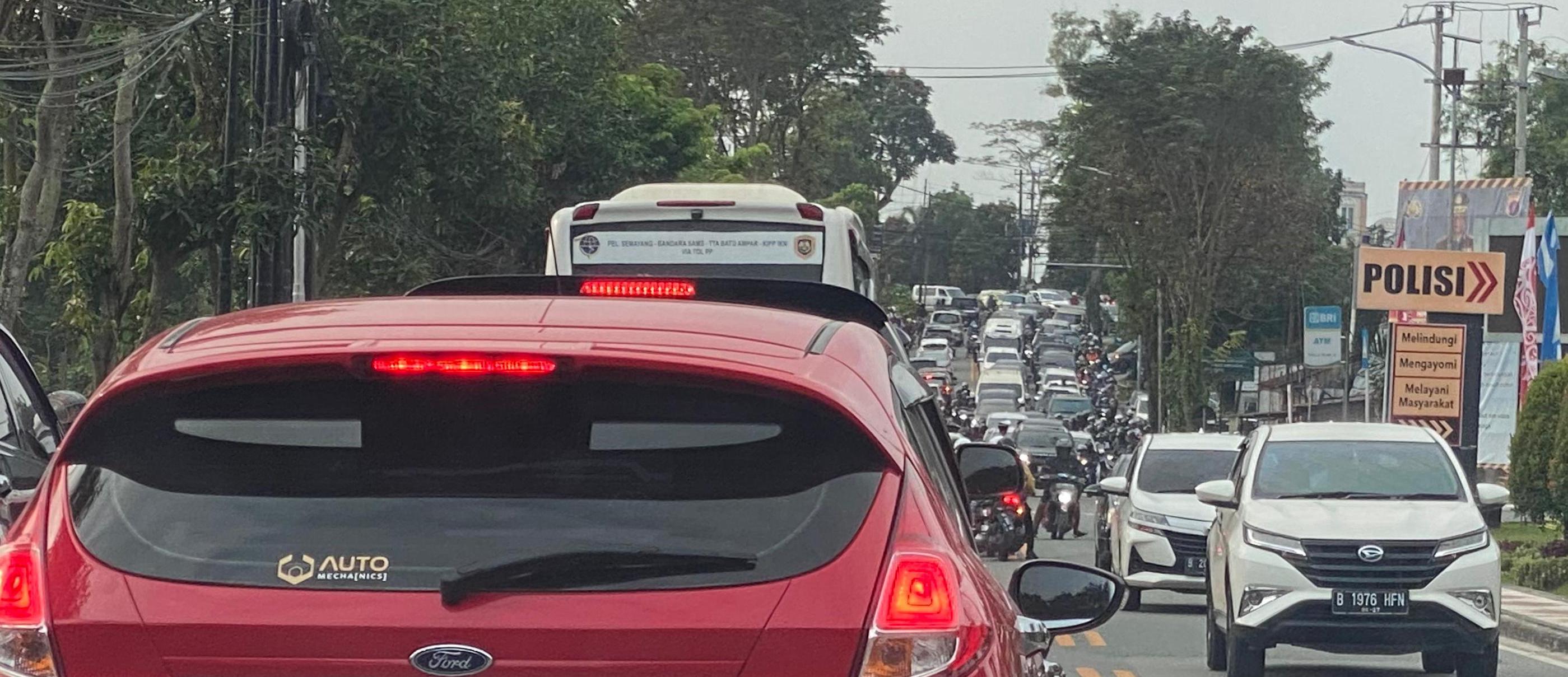 Macet di depan gerbang Balikpapan Regency hingga depan Polda Kaltim.