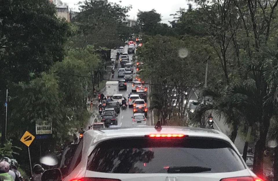 Antrean di tanjakan Wika dari arah Grand City.