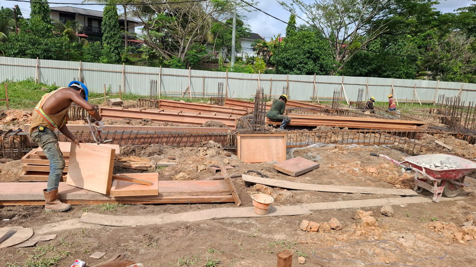 KEBUT: Kontraktor dari CV Bambapuang sedang melakukan pengerjaan rumah kreasi milenial di kawasan Lapangan HOP 1, Satimpo. (FOTO: ADIEL KUNDHARA/KP)