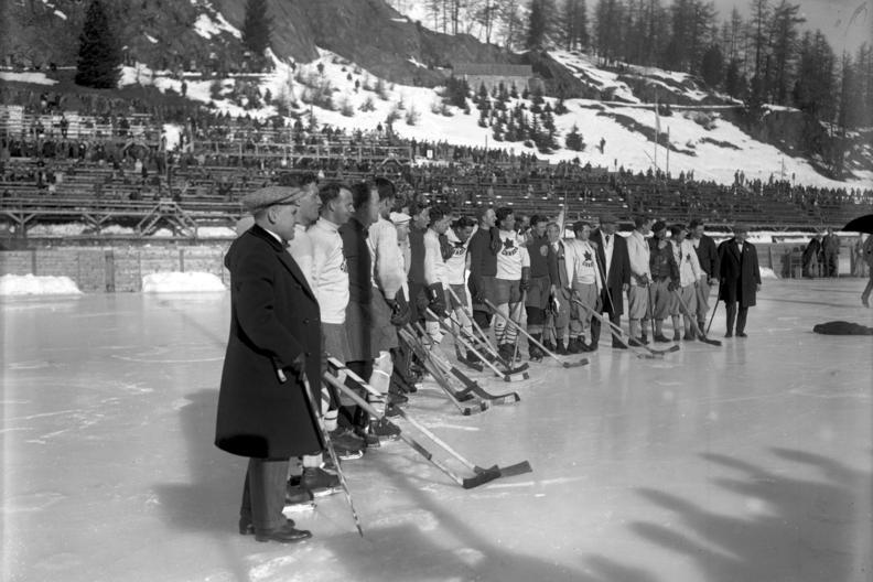 DIPERLOMBAKAN: Pertandingan hoki dalam Olimpiade Musim Dingin 1928 di St Moritz. (FOTO: WIKIPEDIA)
