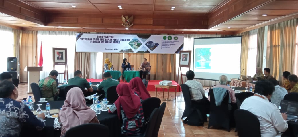 PENATAAN: Penyusunan masterplan pengelolaan dan penataan DAS Karang Mumus oleh para narasumber.