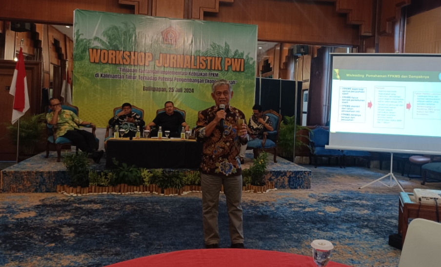 TULANG PUNGGUNG EKONOMI: Direktur Eksekutif Gabungan Pengusaha Kelapa Sawit Indonesia Mukti Sardjono memberikan pemaparan terkait industri kelapa sawit kepada jurnalis di Balikpapan, Kamis (27/7).