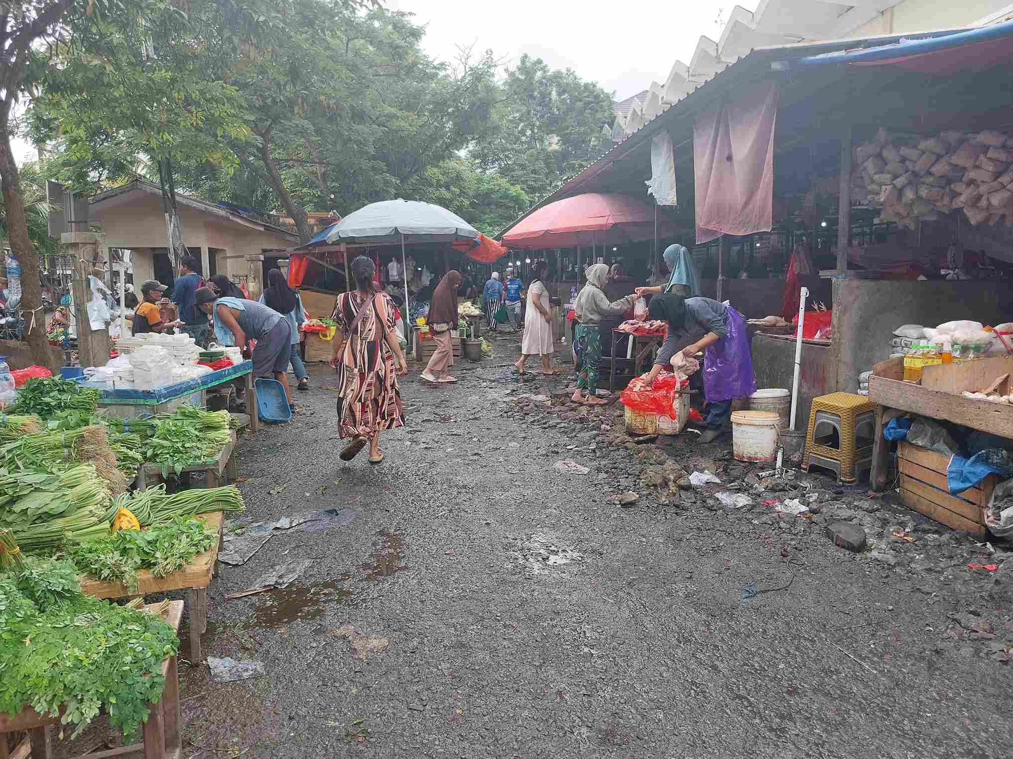 DIPERBAIKI: Dinas Perdagangan akan melakukan pengecoran akses Pasar Pandansari. Khususnya dari depan tangga utama ke arah barat pasar, depan kios ikan yang becek tak berbentuk.(Foto: Dina/KP)