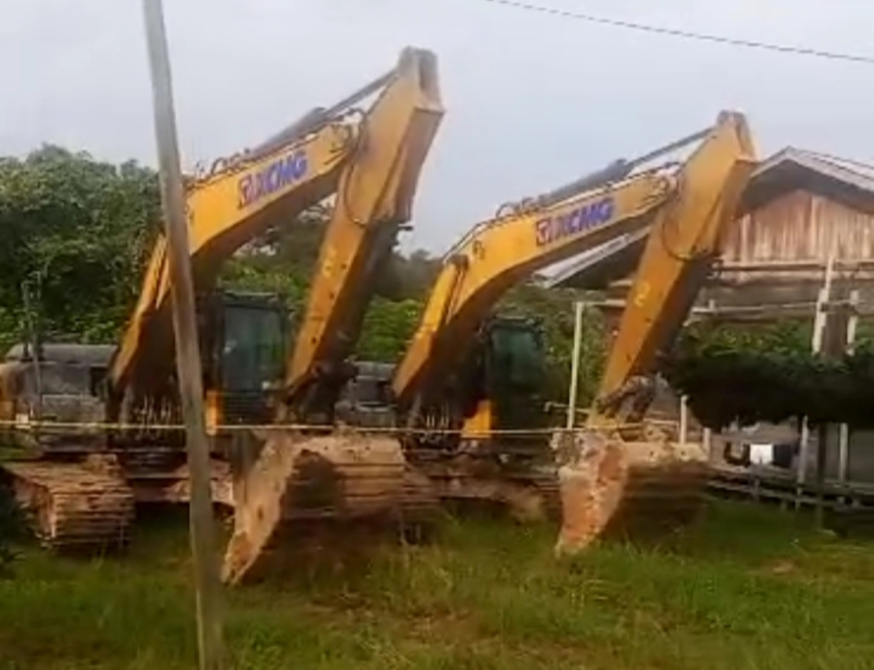 TIGA UNIT: Alat berat barang bukti Polda Kaltim yang diamankan di Polsek Siluq Ngurai.