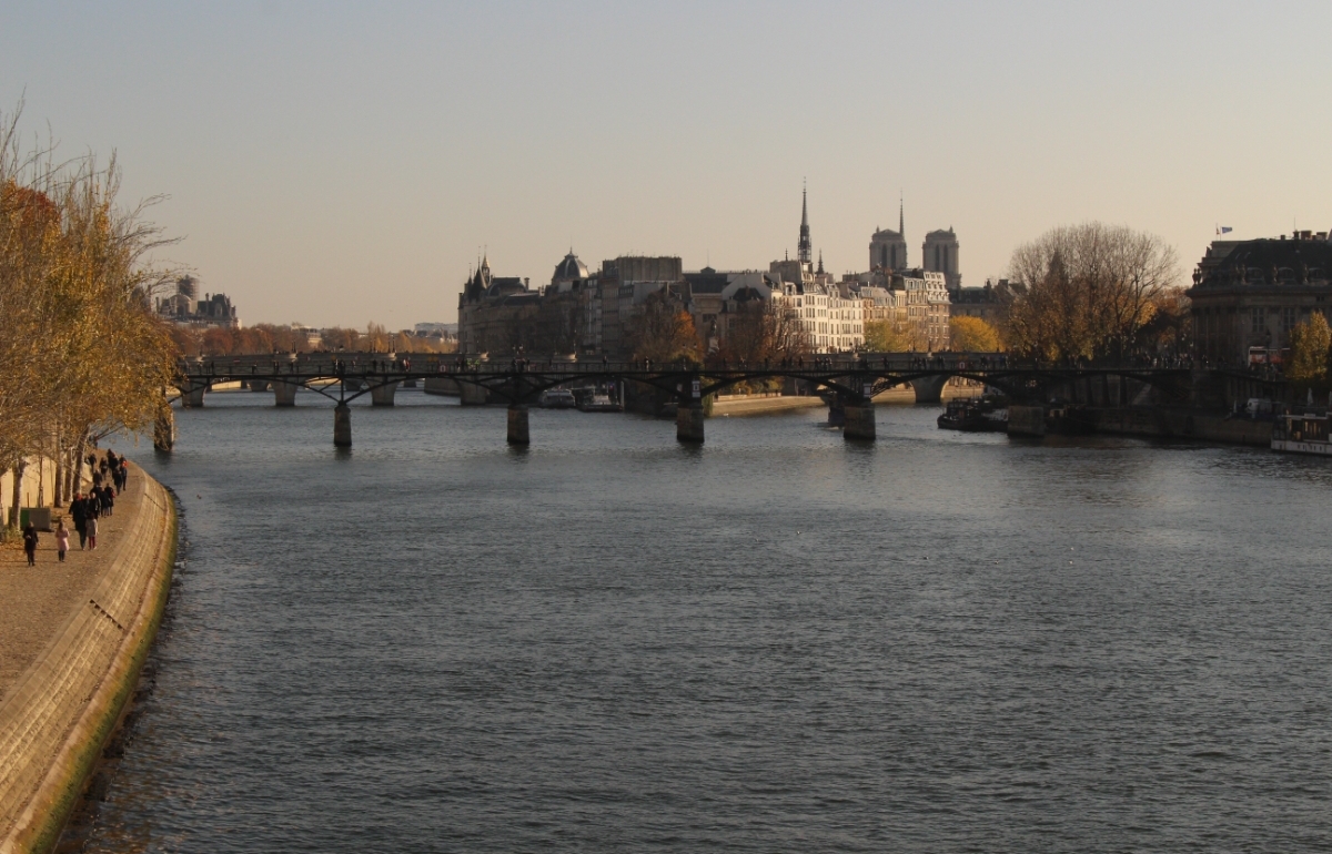 PERTAMA KALI: Sungai Seine akan menjadi saksi sejarah pembukaan Olimpiade Paris 2024, malam ini waktu setempat. (FOTO: IST)