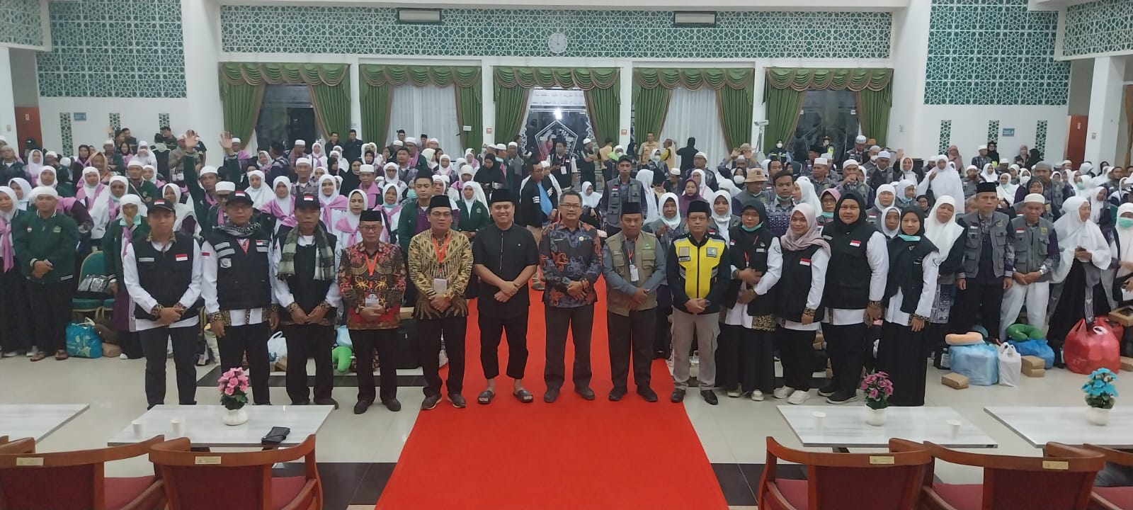 SISA 2 KLOTER: Seluruh jamaah haji kloter 17 yang tiba ke Tanah Air, Kamis (18/7) malam berfoto bersama di Aula Jabal Rahmah, Asrama Haji Balikpapan. (Foto: Dewantara)