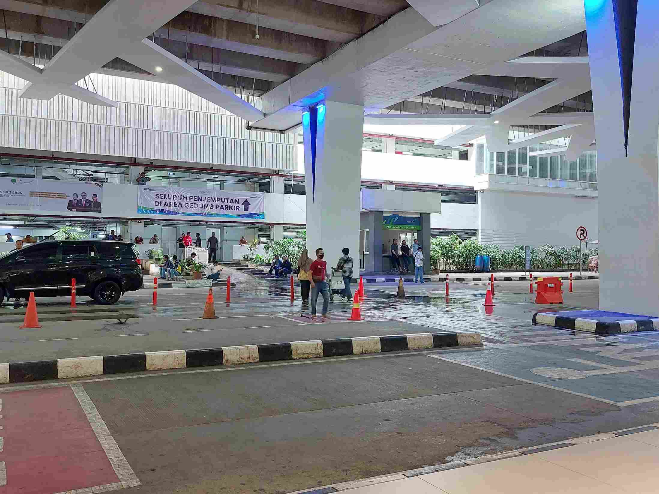 TIDAK MENUMPUK LAGI: Suasana area terminal kedatangan yang terhubung dengan gedung parkir Bandara SAMS Sepinggan. (DIna/KP)
